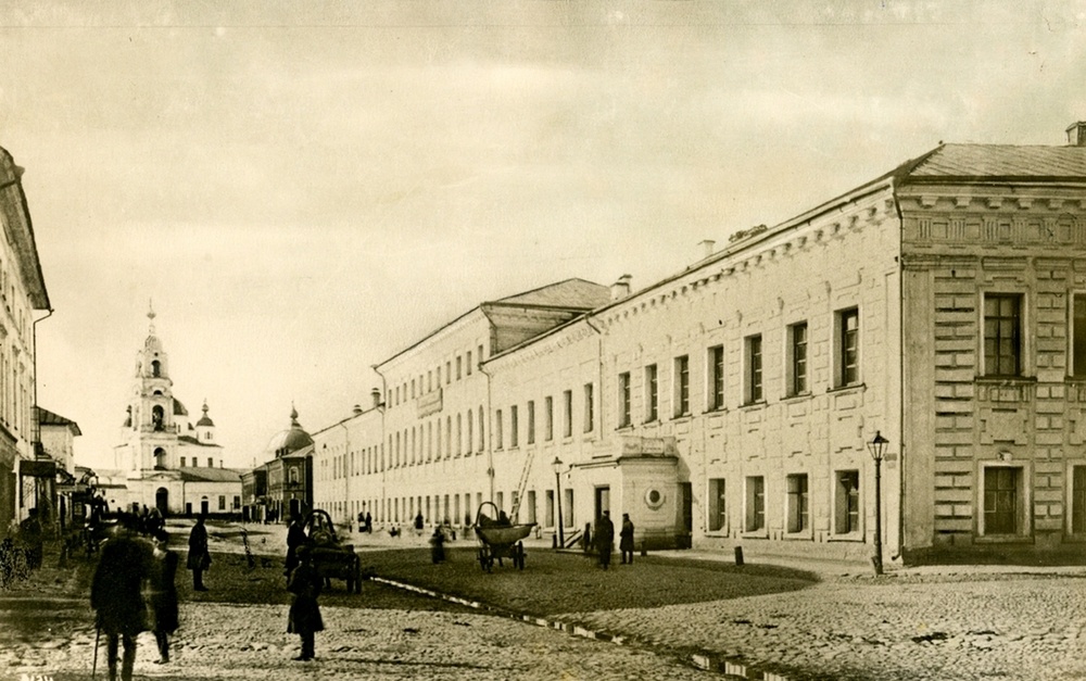 Ярославль, справа - Екатерининская гимназия и Дом призрения ближнего, конец XIX века. По центру - Казанский монастырь.