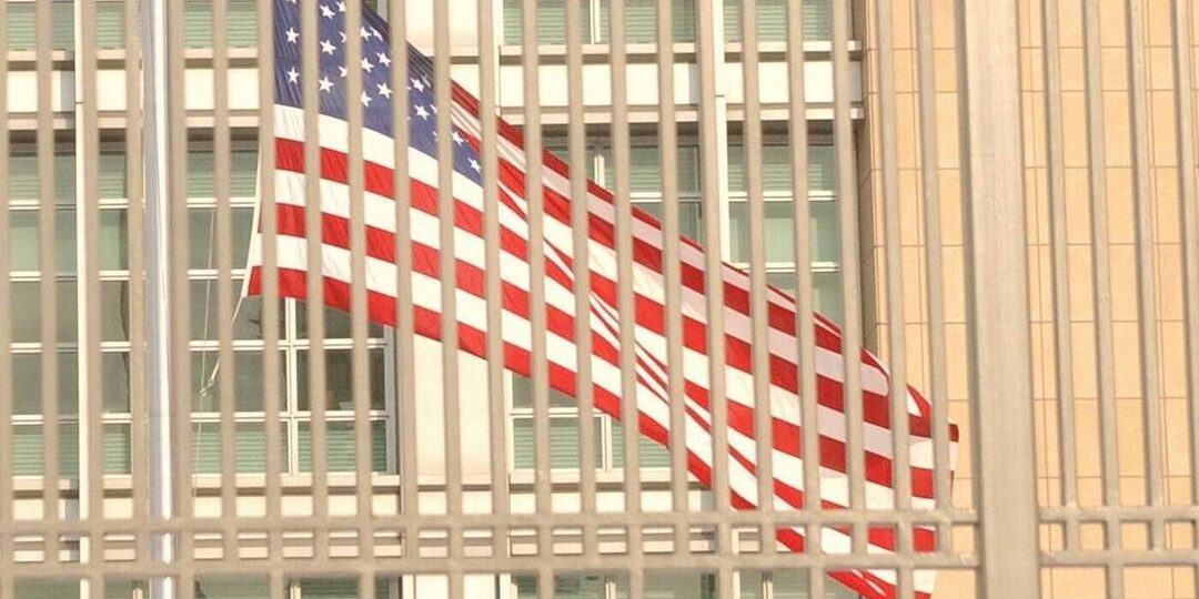 Пекин назвал санкции США незаконными и запретил своим компаниям их соблюдать