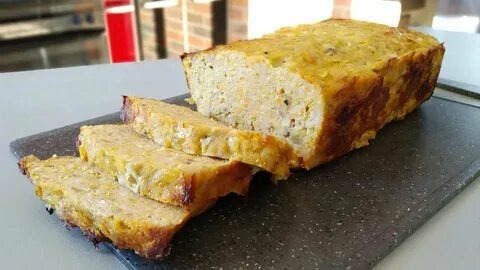 Готовим домашний мясной хлеб из фарша в духовке. Сочный, ароматный, вкусный и красивый! Подходящая горячая закуска или даже основное блюдо на праздничный стол!

Приготовление мясного хлеба в домашних условиях - дело совсем несложное. Я бы даже сказала, проще чем, готовить мясные котлеты. Фарш подойдет практически любой - я беру смешанный (пополам свинины и курицы), который всегда делаю самостоятельно. Говядина, телятина, индейка... экспериментируйте!

В качестве наполнителей вы можете использовать и другие овощи (к примеру, брокколи, цветную или брюссельскую капусту, вяленые томаты, сладкий перец). Зеленый горошек у меня замороженный, но в сезон, конечно, кладите свежий. Очень вкусный мясной хлеб получается с добавлением обжаренных грибов. Кроме того, приправы тоже всегда подбирайте исключительно на свой вкус.