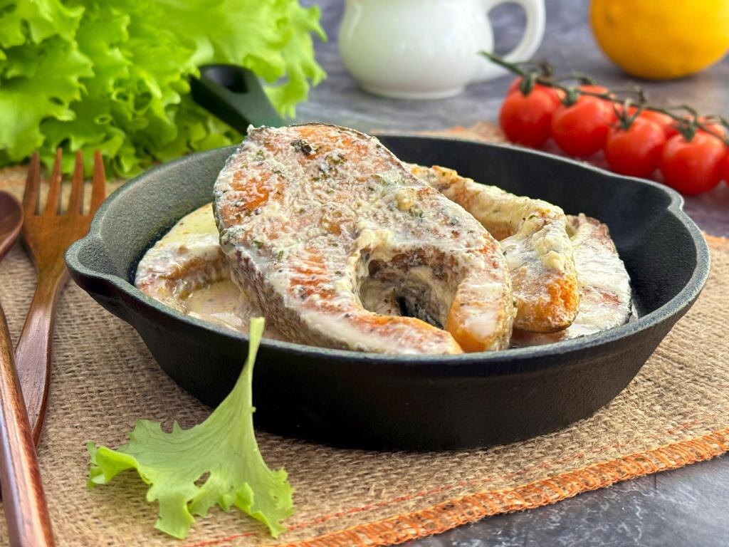 Простой рецепт самых вкусных стейков форели на сковороде. Обязательно попробуйте мягкое и сочное рыбное филе в нежнейшем сливочном соусе! Даже гарнир не понадобится... Но сегодня придется совсем немного заморочиться, чтобы в результате получить по-настоящему царское блюдо. Изящные и аккуратные медальоны мы подготовим таким образом, чтобы при поедании не попалось ни единой косточки!

Сливки для приготовления форели на сковороде рекомендую взять 20%. Именно такие идеально подходят для соусов: они и густеют быстро и не будут слишком жирные. Дополнительное использование других приправ (помимо соли перца) - факультативно. Правда, я бы не советовала - пусть в готовом блюде сохранится исходный рыбный вкус, который будет оттенять приятная сливочная нотка.