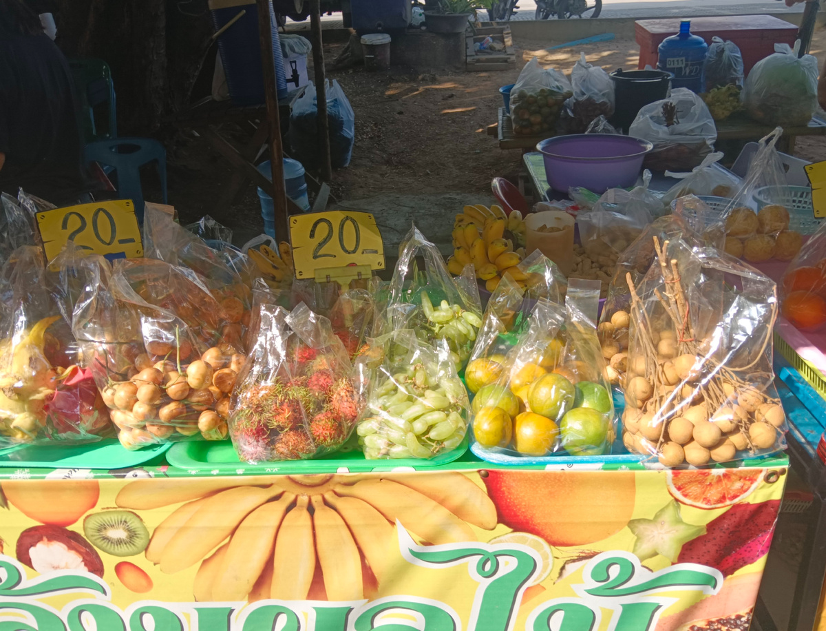 Кг фруктов за 20 бат