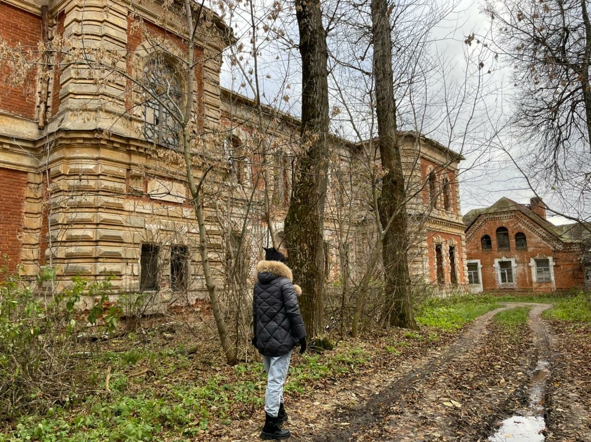  В 1880–1890-х годах по проекту архитектора Н. М. Проскурнина был построен двухэтажный главный дом сложного плана, появились конюшни, хозяйственные постройки, парк с ивовыми аллеями и каскадом прудов
