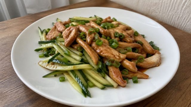 Тонко нарезанная курица, быстро обжаренная на сильном огне, с соевым соусом и чесноком. Свежие огурцы добавляют хруст и баланс, а кунжутное масло собирает вкус в одно цельное блюдо.  📷
