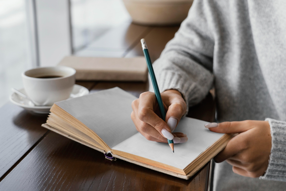 https://www.magnific.com/ru/free-photo/close-up-hand-writing-notebook_12813291.