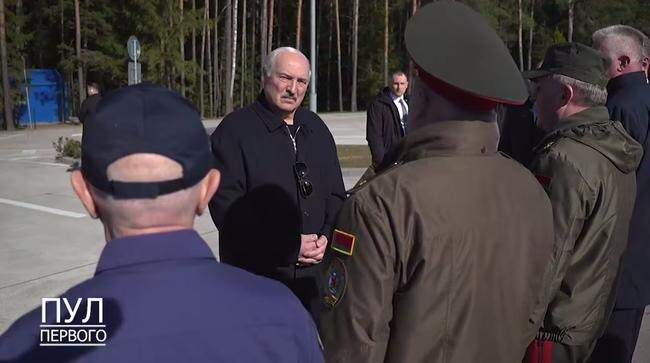 Общаясь с руководством ДОСААФ, Александр Лукашенко призвал водителей подтянуть дисциплину: «Как бы они на меня сегодня не обиделись, когда услышат этот спич, они будут мне благодарны, потому что жить будут»