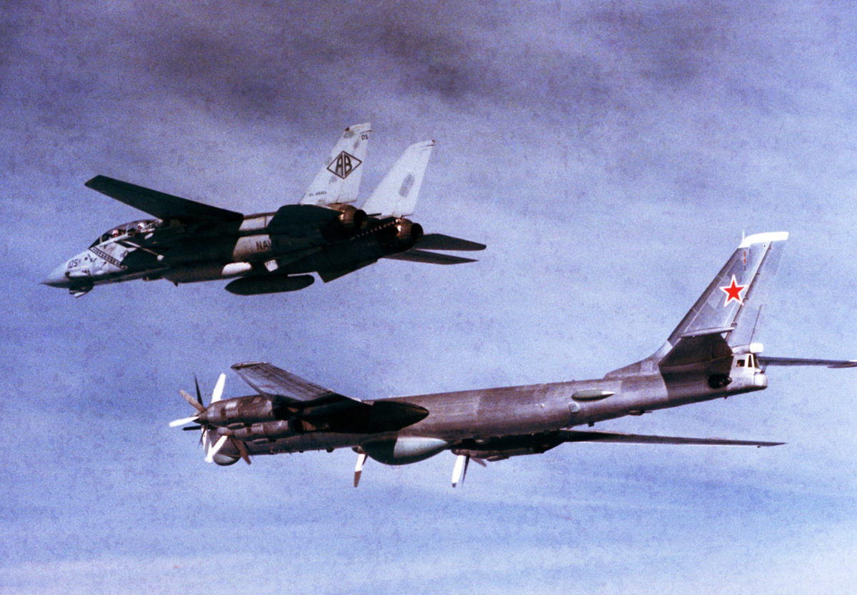 Ту-95РЦ в сопровождении F-14 над Северной Атлантикой в 1985 году