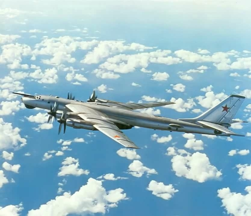 Ту-95РЦ на этом фото хорошо видны антенны системы «Арфа»: обтекатель под носовой частью и две антенны на стабилизаторах (рулях высоты). Всего в конце 1960-х построили 52 самолёта, которые прослужили до 1990-х