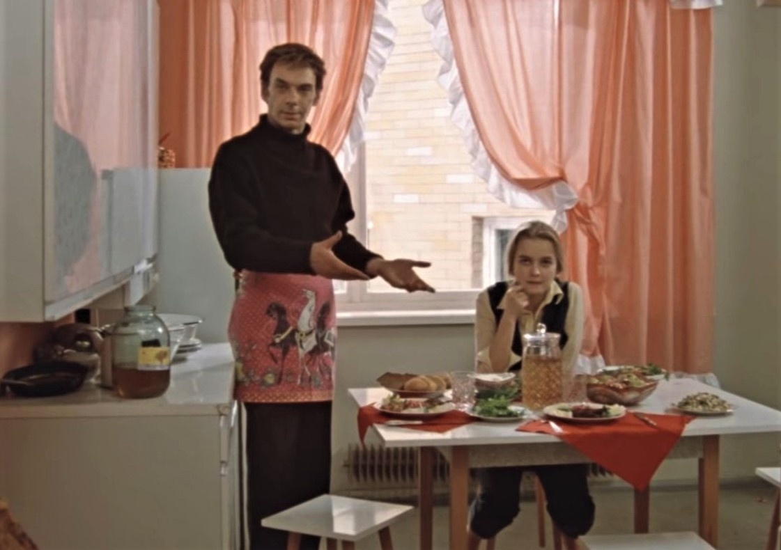 Кадр из фильма «Москва слезам не верит» https://i.pinimg.com/1200x/26/bb/1b/26bb1b73858b7a495578f98663770727.jpg