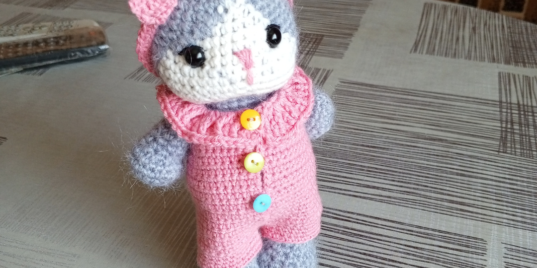 Вязаный котёнок крючком из мохеровой пряжи