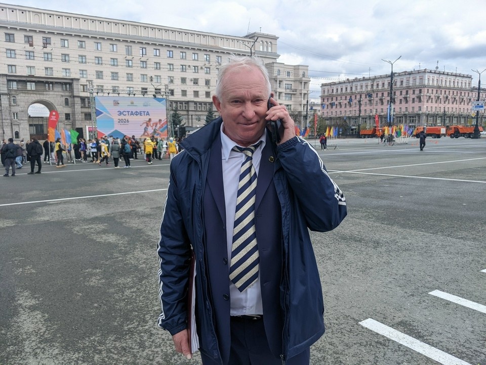    Виктор Стаценко - главный судья на легкоатлетической эстафете в Челябинске. Алексей МИКУШИН
