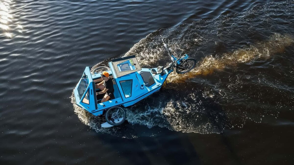 В воде силовая установка может развивать скорость до 8 км/ч, но запас хода, вернее, заплыва. будет скромнее — около 25 км.