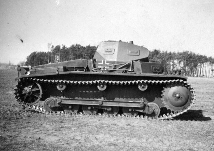 Pz II Ausf. a1 — 1.Serie/La.S.100 - первая модификация, с толщиной вертикального бронирования 13 мм, двигателем HL 57 TR мощностью 130 л.с. и сблокированной попарно подвеской на листовых рессорах. Выпущено 25 единиц. 