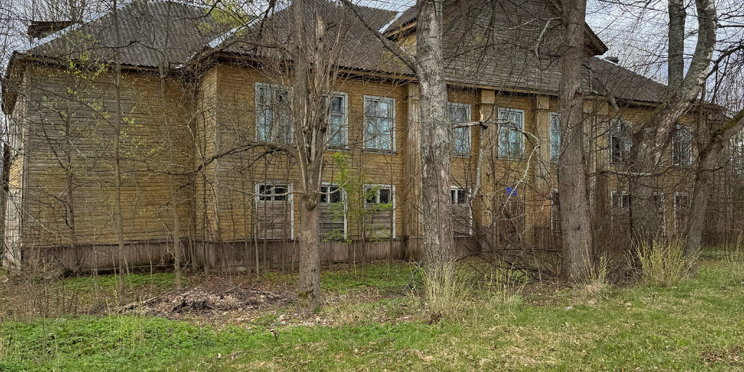 Закрытая деревянная школа деревни Тарасово