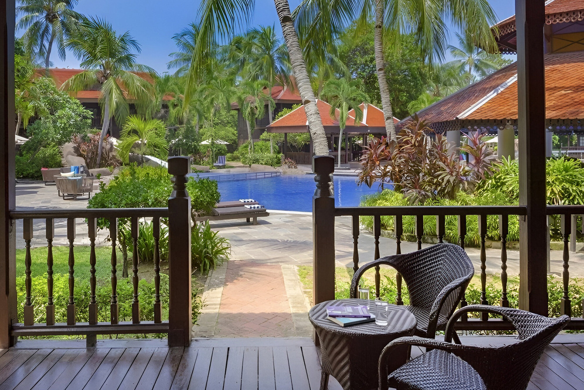 Номер в отдельном домике с террасой с видом на сад в Pelangi Beach Resort & SPA обойдётся в 20 519 рублей в сутки. Фото: Pelangi Beach Resort & SPA, Langkawi / Яндекс Путешествия