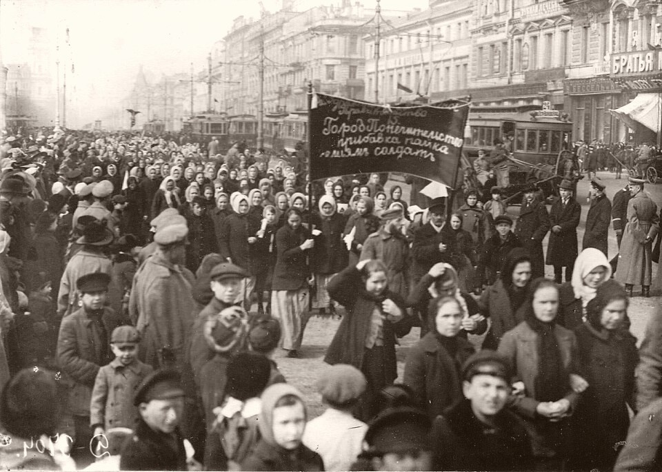 В феврале 1917 года протест в Петрограде быстро перестал быть локальным выступлением и превратился в кризис власти общероссийского масштаба.