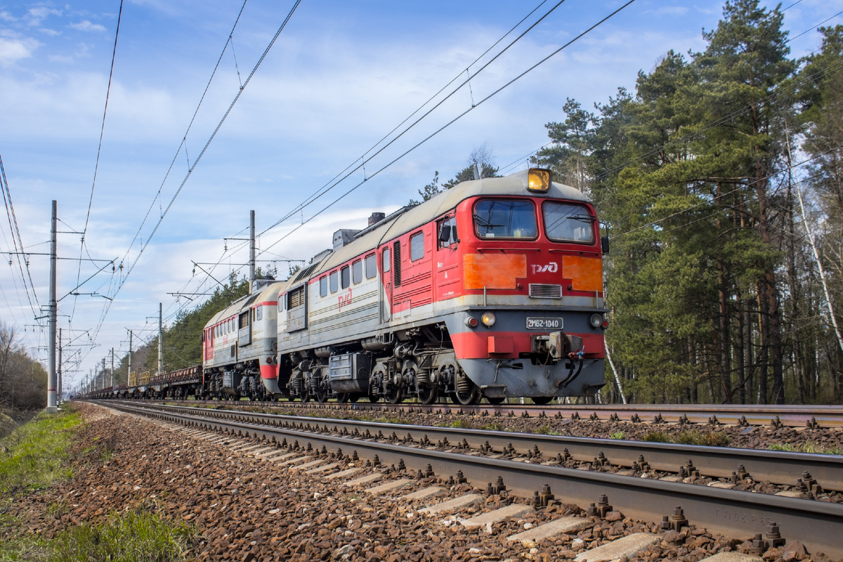Тепловоз 2М62-1040 во главе хозяйственного поезда. 