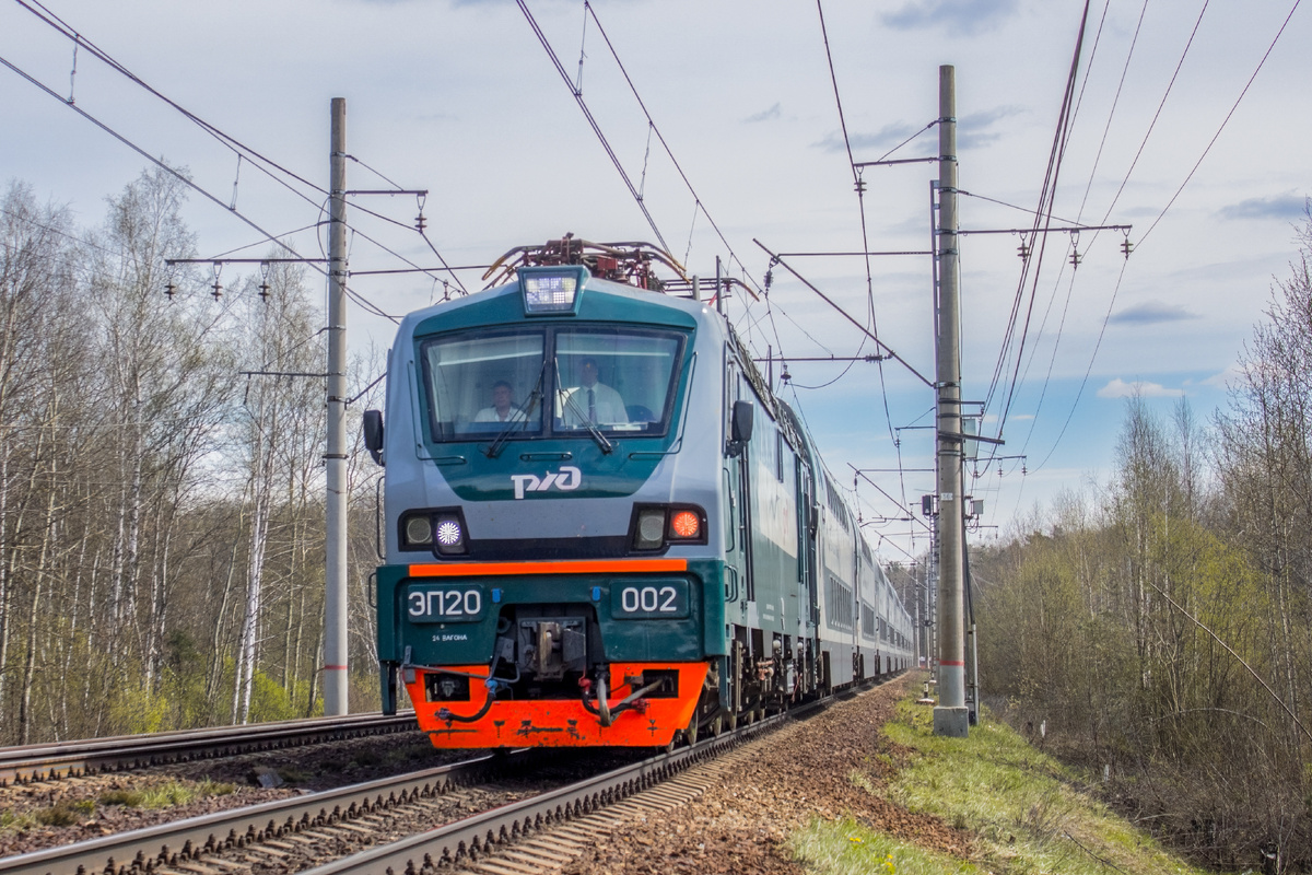 Электровоз ЭП20-002 с фирменным двухэтажным поездом "Буревестник" сообщением Нижний Новгород - Москва