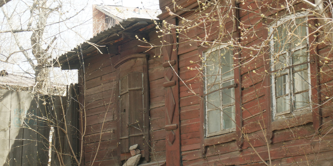 Осенний переулок весной и в Иркутске