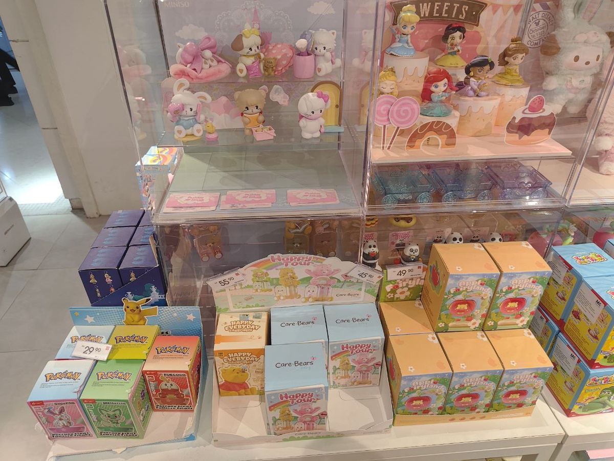  Полка с коробками и игрушками — типичный ассортимент Miniso, где легко найти что-то милое и на подарок.