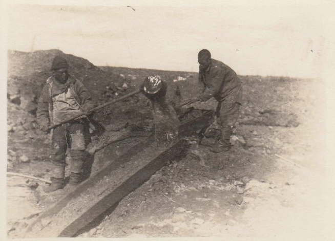Прииск «Незаметный», Алдан, 1926 год. Из архива Жеребцова Виктора Васильевича-помощник командира дивизиона ОГПУ.
Местонахождение: Государственное бюджетное учреждение Республики Саха (Якутия) "Якутский государственный объединенный музей истории и культуры народов Севера им. Ем. Ярославского"