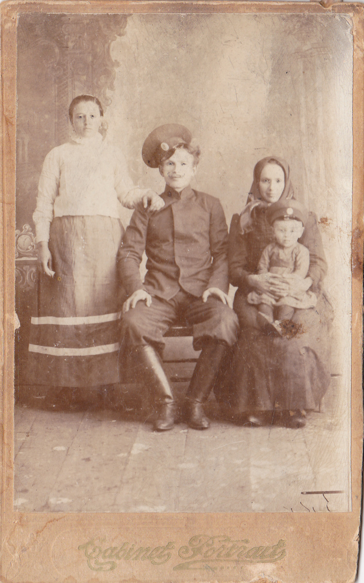 1916 год, г. Кременчуг. Николаю Ивановичу 2 годика, сидит на руках у своей мамы. В центре - прадед мой, Иван Иосифович.