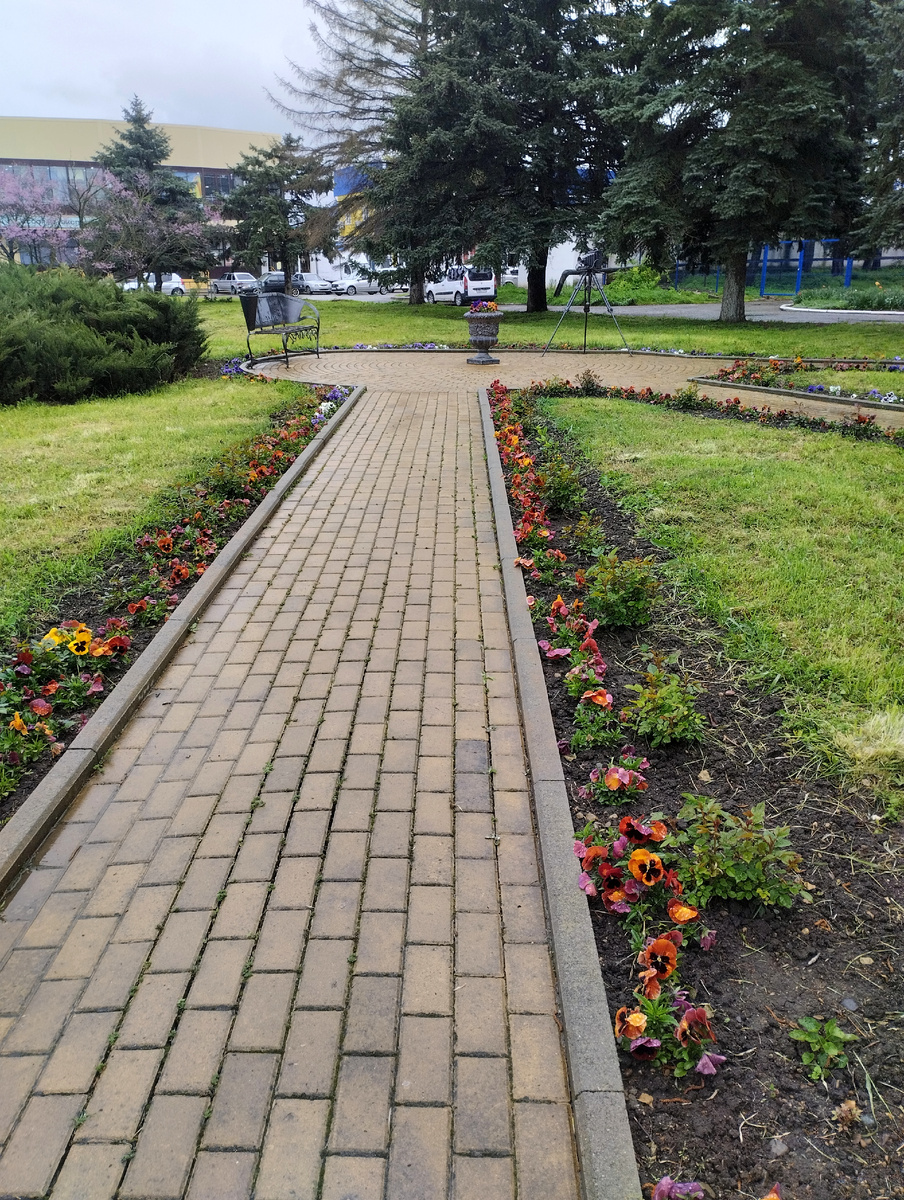 По пути сделала снимок,  захватила площадку со цветочками.