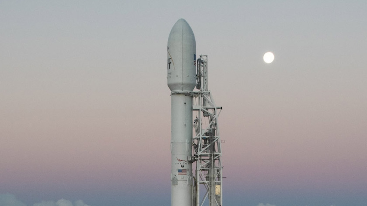 Ракета Falcon 9 на стартовой площадке, На небе виднеется Луна.