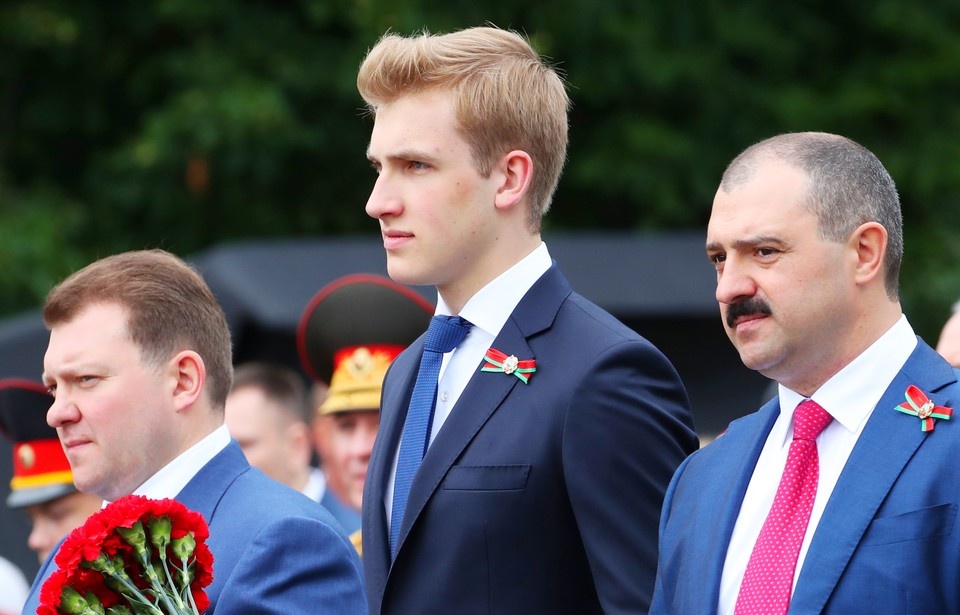    «Просрочка» ввел санкции против сыновей президента Белоруссии Александра Лукашенко Дмитрия (слева) и Виктора (справа). Младший сын Николай (в центре) пока не под санкциями. Фото: Наталия Федосенко/ТАСС