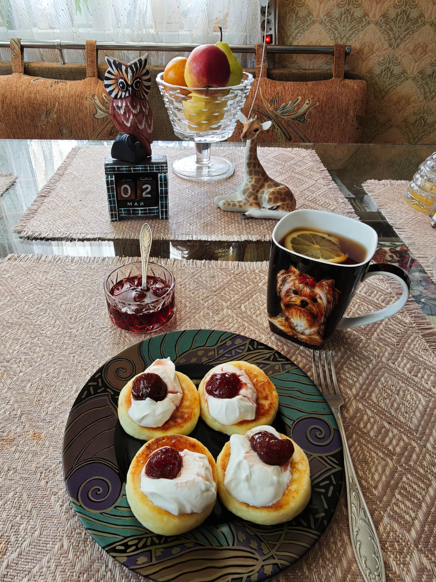 Сырники со сметаной, клубничным вареньем и чай с лимоном