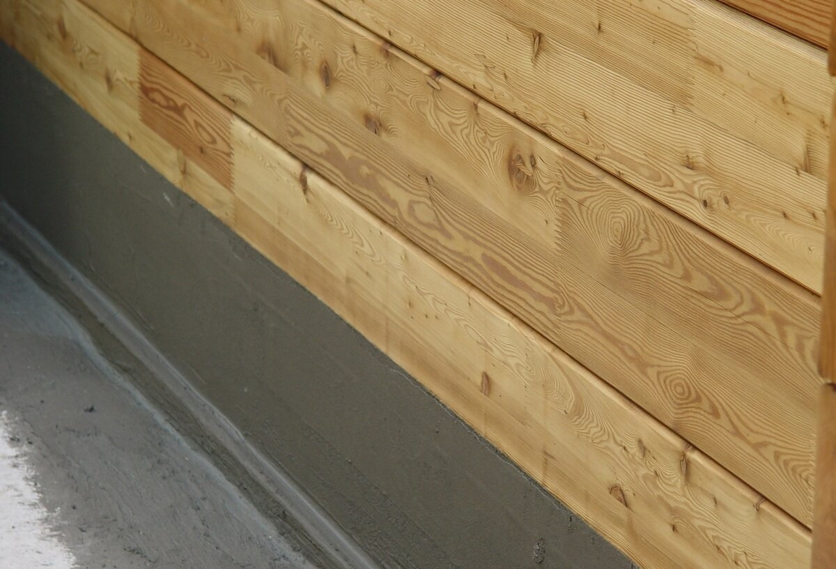 Брус из лиственницы для строительства дома: твёрдый, долговечный, но выделяет смолу на жаре. Выбирайте для нижних венцов и влажных помещений.