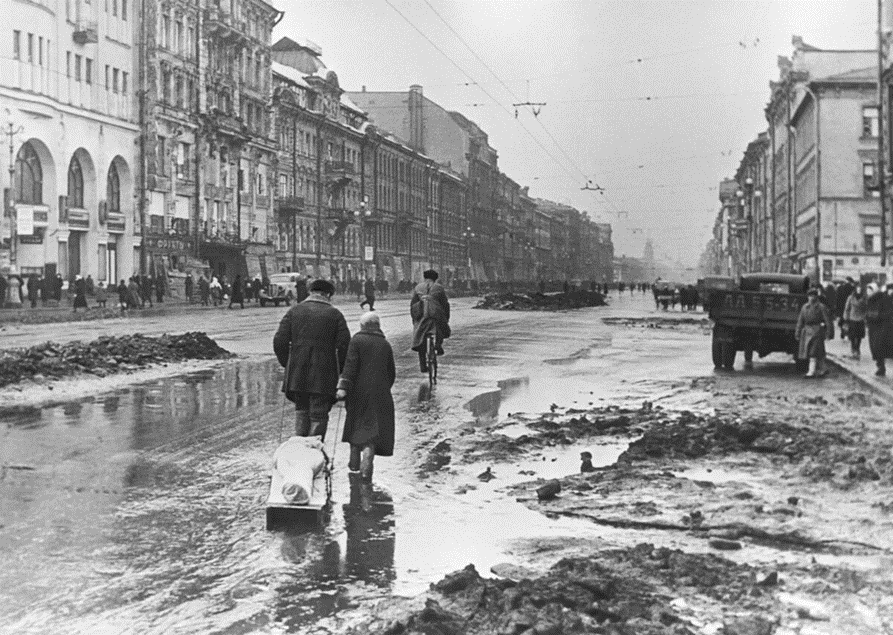 Ленинград во время блокады. Пустые улицы и разрушения передают атмосферу города, отрезанного от нормальной жизни.