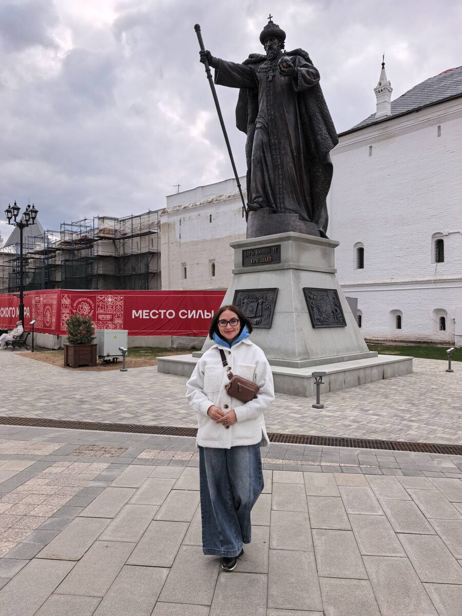У памятника Ивану Грозному в Вологде. Фото автора блога