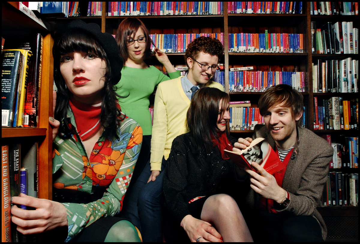 Группа Long Blondes, Холлис вторая слева, а Тёрви в центре. Фотография: Линда Найлинд/The Guardian