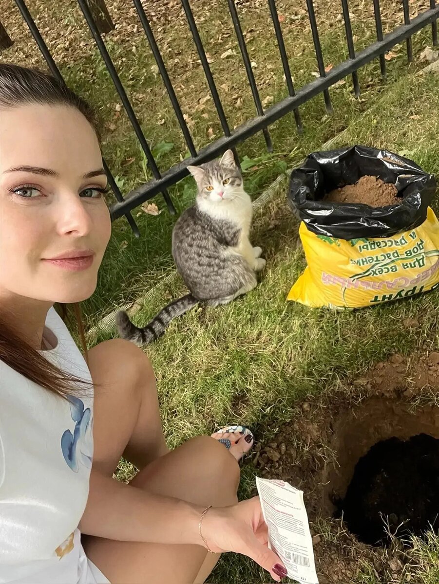    Кот постоянно помогает актрисе. Он, с её слов, настоящий огородный товарищ. Фото: Из личного архивa/ Анна Пескова