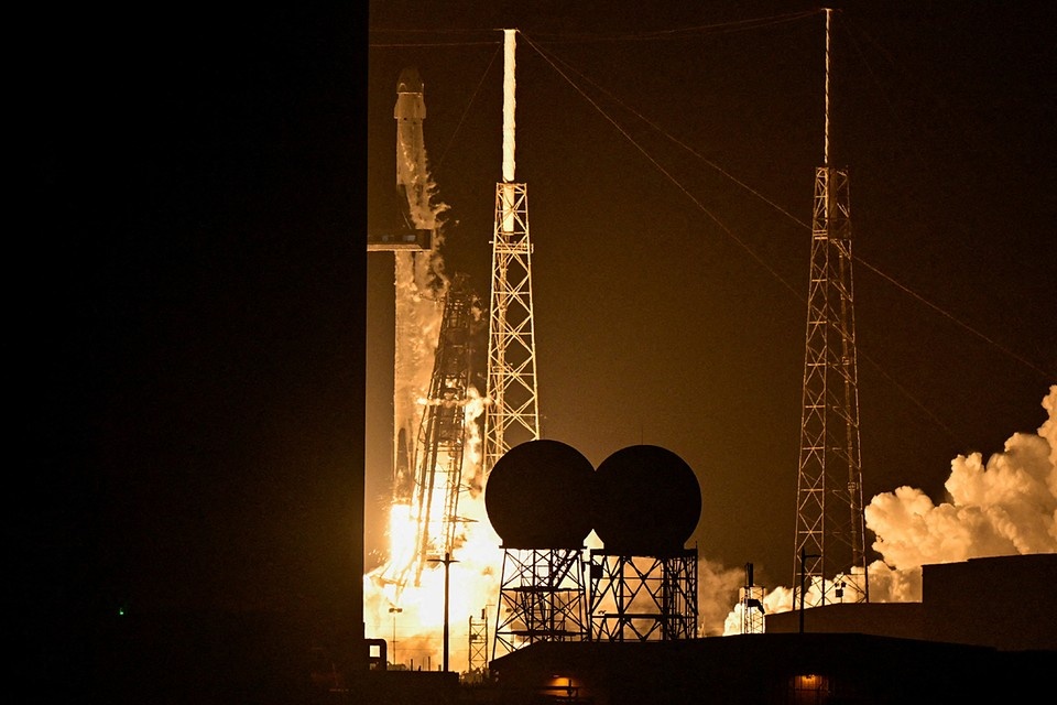    Доставить оба аппарата на Луну, одним махом, вызвалась компания Space X REUTERS
