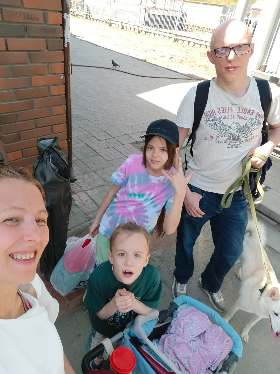 Это мы на вокзале, в ожидании электрички. Так сложилось, что сейчас мы без машины и нашей большой семьей с собакой ездим в город/из города на общественном транспорте. Транспорт в городе, электричка, потом автобус до деревни, весь путь занимает более 4 часов