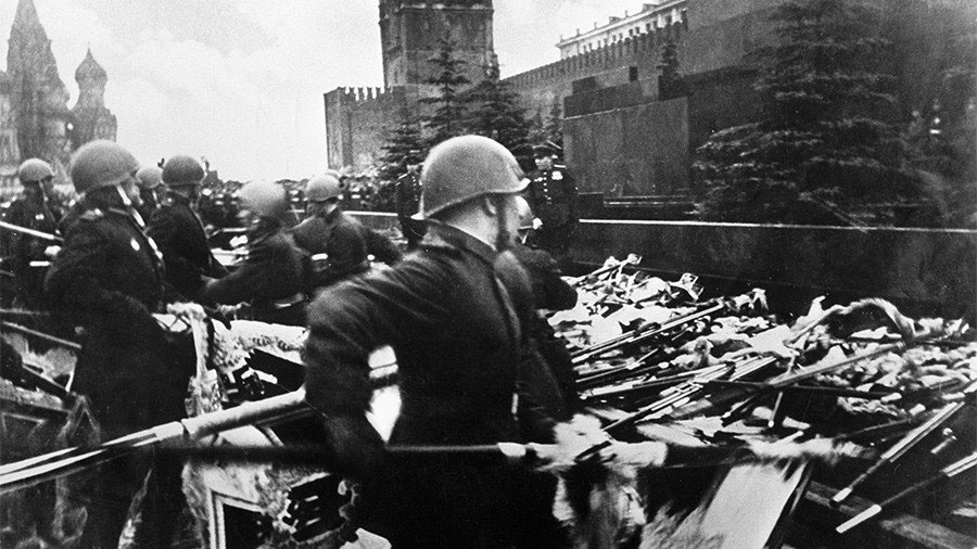 Мы вновь не увидим место, куда бросали знамена нацистов наши деды в 1945 году