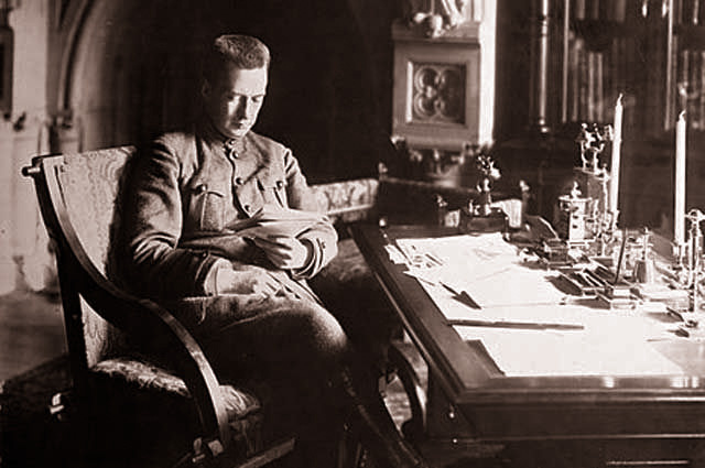 Александр Керенский в своём кабинете в Зимнем дворце. Фото 1917 года
