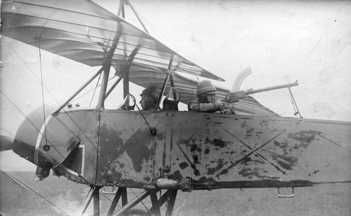 Русские авиаторы с невесть как добытым пехотным пулеметом Мадсен М.1902 в кабине разведчика Моран «Парасоль» – теперь к встрече с воздушным противником они готовы