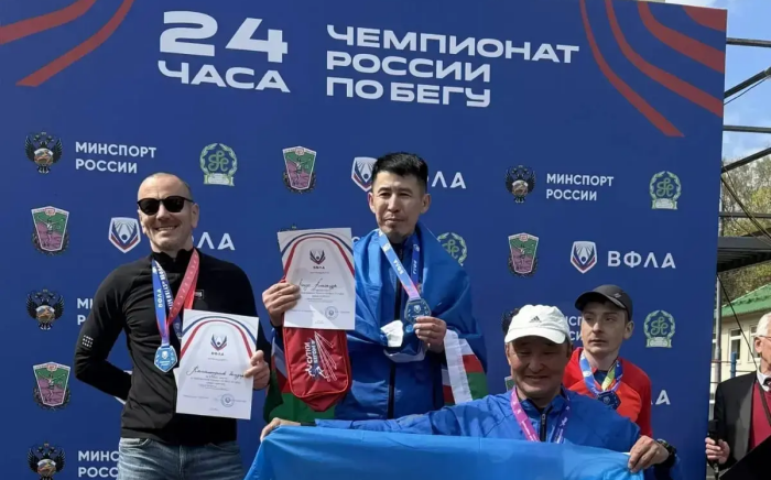 Александр Моедо на пьедестале почёта / фото: канал Айсен Николаев в Мах