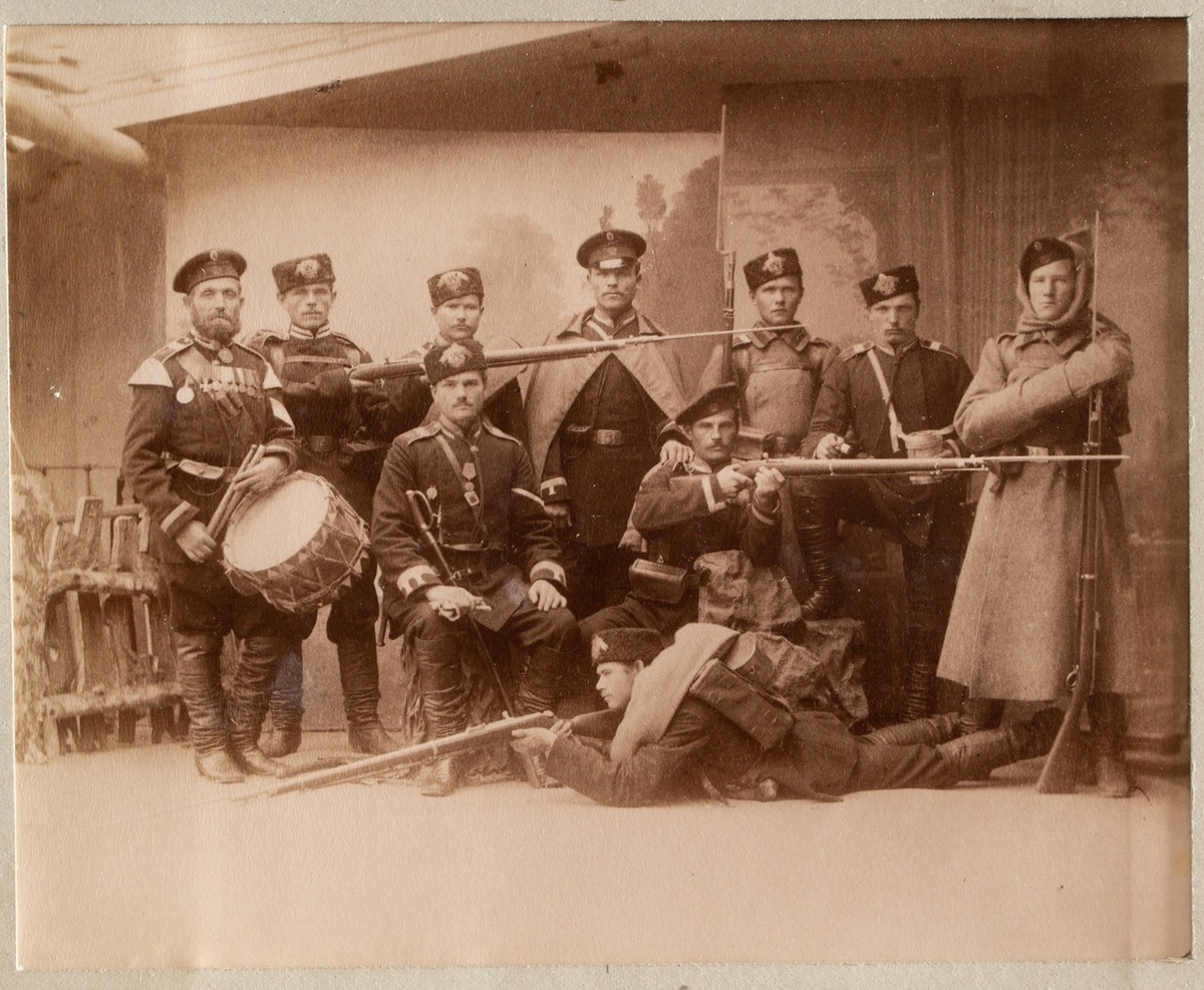1888 год. Группа нижних чинов (3 роты) с существующем снаряжением. Ссылка: https://humus.livejournal.com/9954740.html Это 3-я рота 12-го гренадерского Астраханского Его Величества полка. Слева - полковой барабанщик Ульянов - ветеран, участник Русско-турецкой войны 1877 - 1878 гг. Не нашел фотографии нижних чинов 12-го гренадерского Астраханского Его Императорского Высочества Наследника Цесаревича полка, в котором с 1879 года служил гренадер Кузнецов Иван Ефимов - уроженец Рязанской губернии. Для справки: Иван Ефимов КУЗНЕЦОВ (02.06.1858 года рождения). Призыв 1879 года. Срока службы 1880 года (12-й гренадерский Астраханский Его Императорского Высочества Наследника Цесаревича полк). Ссылка: https://maximolenev.livejournal.com/1739.html Для справки: Кузнецов Иван Ефимов. Низшие чины Русской императорской армии. Рязанская губерния, Рязанский уезд 1839-1919 гг. (база Максима Оленева). Дата призыва - 1879 г. Дата рождения - 02.06.1858. Губерния - Рязанская. Уезд - Рязанский. Волость - Мурминская. Место - с. Мурмино. Ссылка: https://familio.org/catalogs/nizhchinryazanuezd/persons/4a16f658-3db0-4247-a52b-8624a28d3884?ysclid=mopepz8muh554690192
