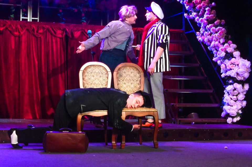    Премьера спектакля «12 стульев» Геннадий БИСЕНОВ