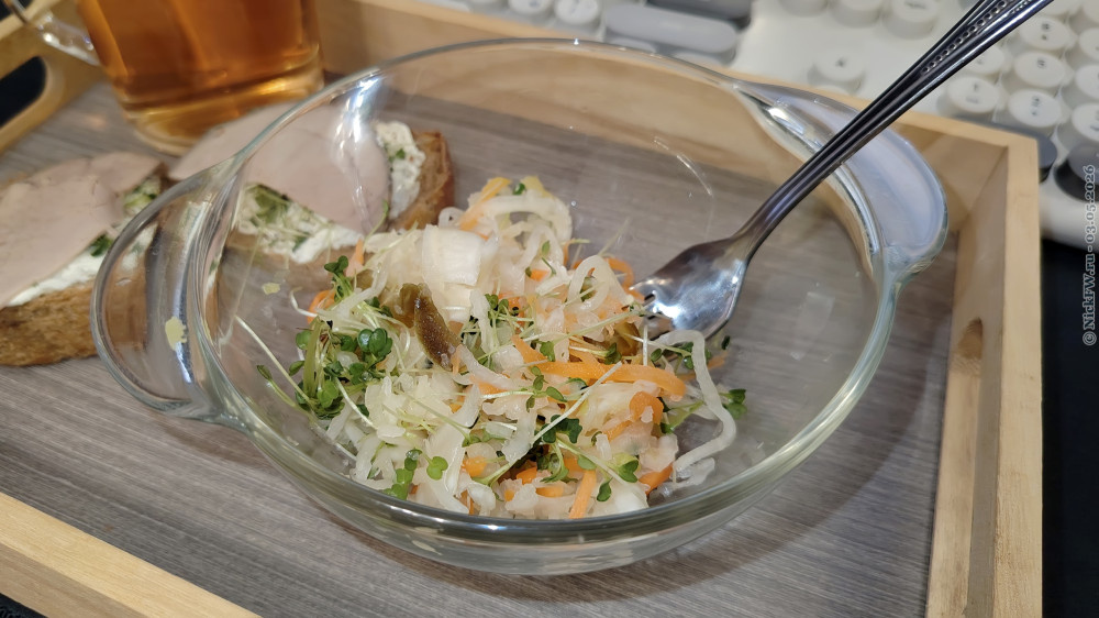 2. Салат из квашенной капусты с морковкой, микрозеленью рукколы и халапеньо © NickFW.ru — 03.05.2026г.