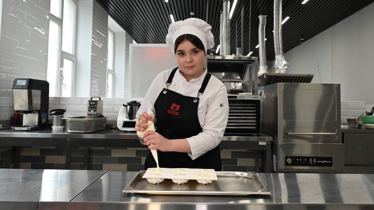    Студентка МОК имени Виктора Талалихина Ангелина Мансурова готовит муссовое пирожное / Фото: Анатолий Цымбалюк / Вечерняя Москва