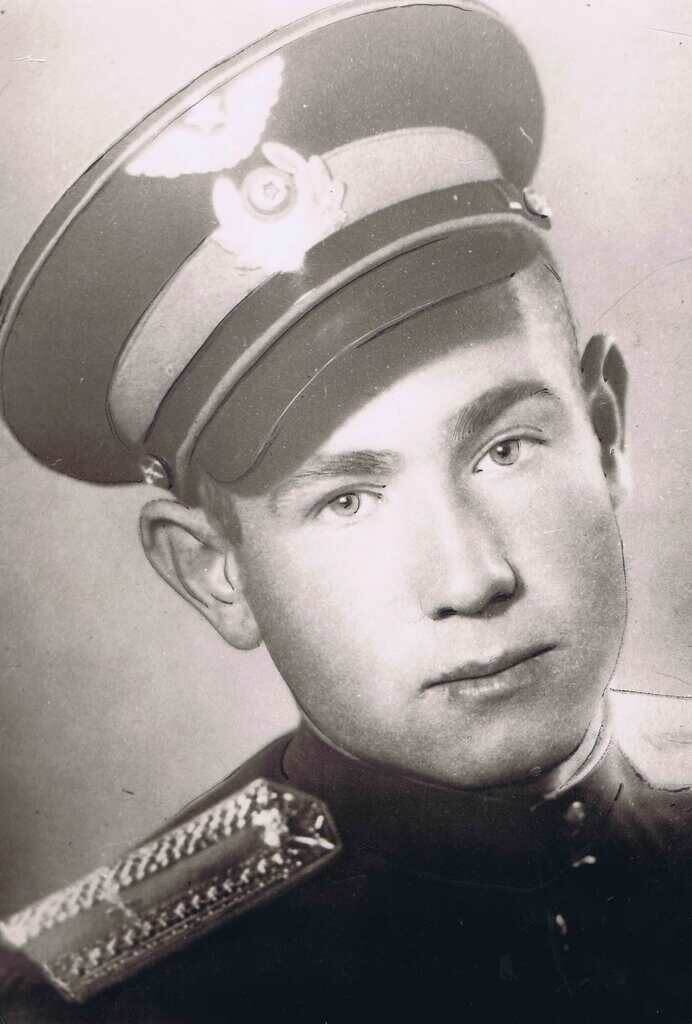 Алексей Архипович Леонов в форме курсанта авиационного училища. 1950-е. Прокопьевский городской краеведческий музей.