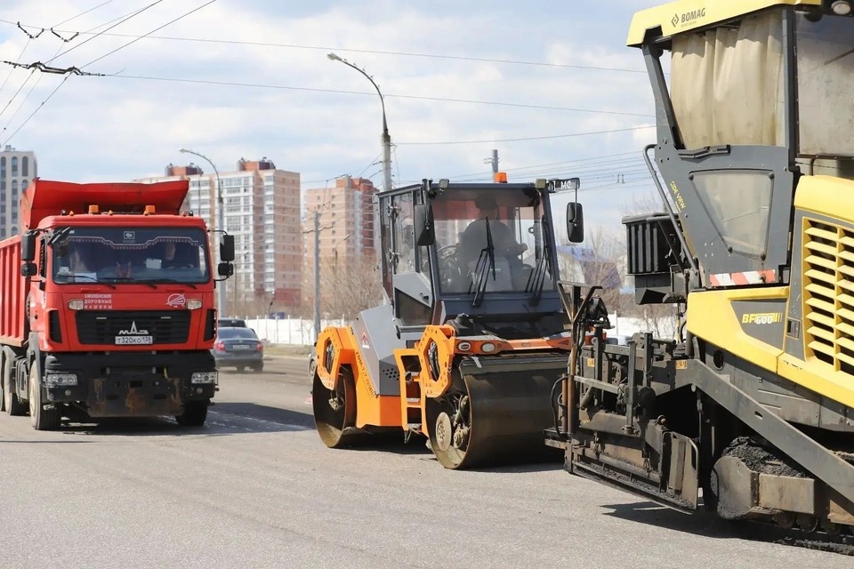    На улице Ширямова в Иркутске укладывают нижний слой асфальта. Пресс-служба администрации города Иркутска