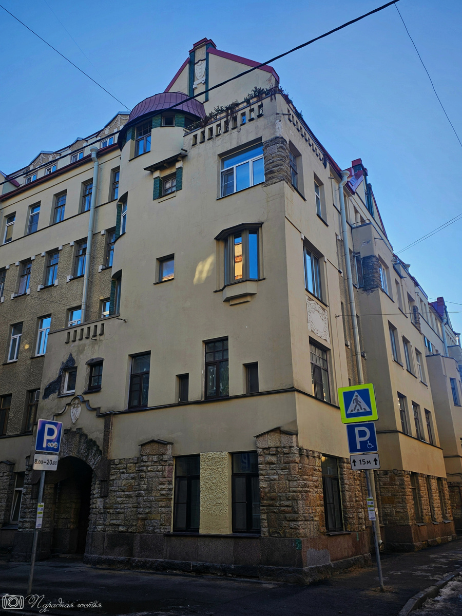 У дома Рыбиной сразу два фасада. Фото: Парадная гостья
