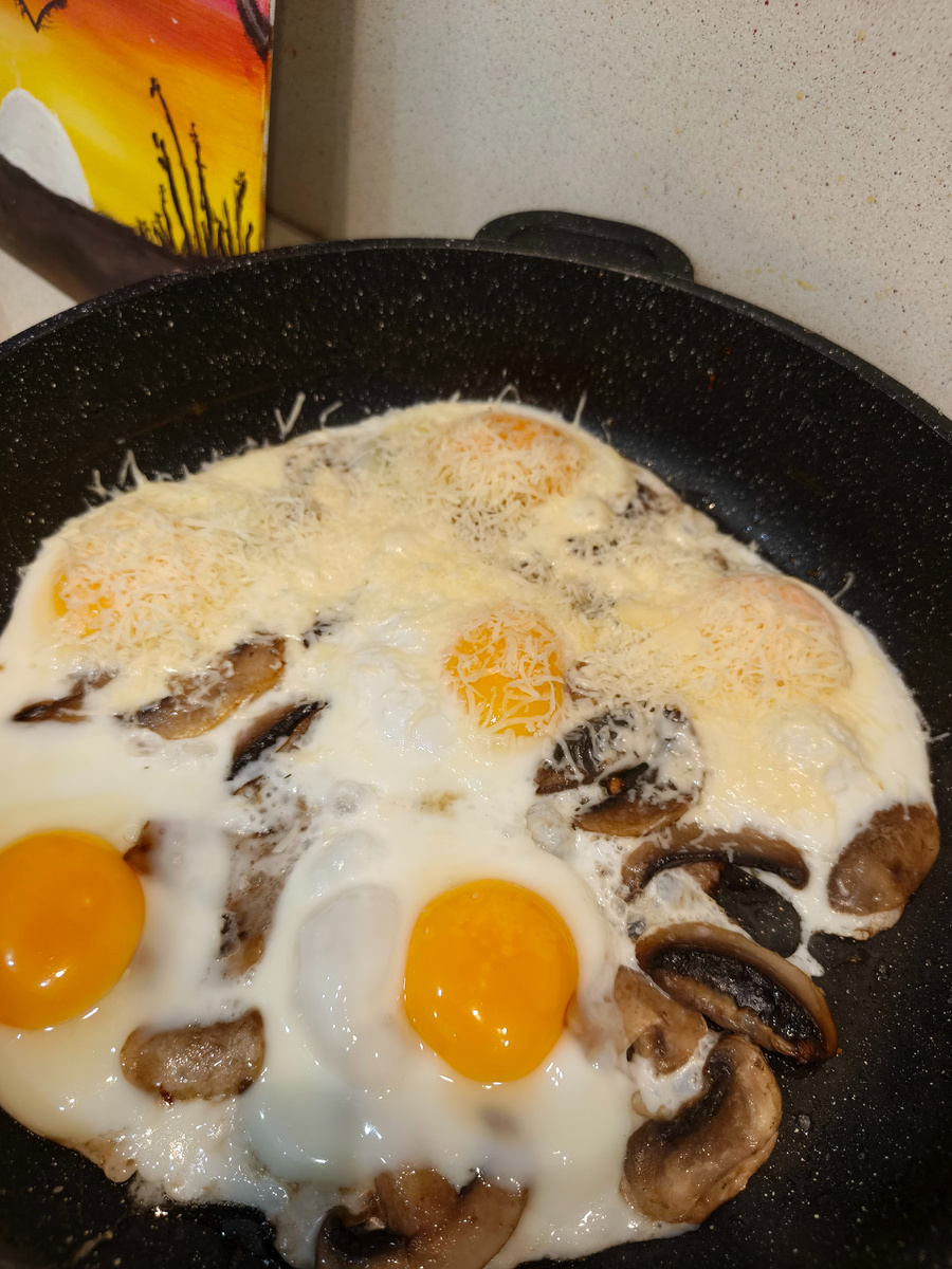Завтрак - яичница с шампиньонами и сыром. 