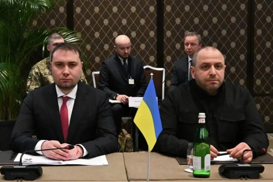 Глава офиса Владимира Зеленского Кирилл Буданов*, секретарь СНБО Украины Рустем Умеров (слева направо) во время встречи делегаций России, США и Украины в Женеве
Фото:
Екатерина Чеснокова / РИА Новости