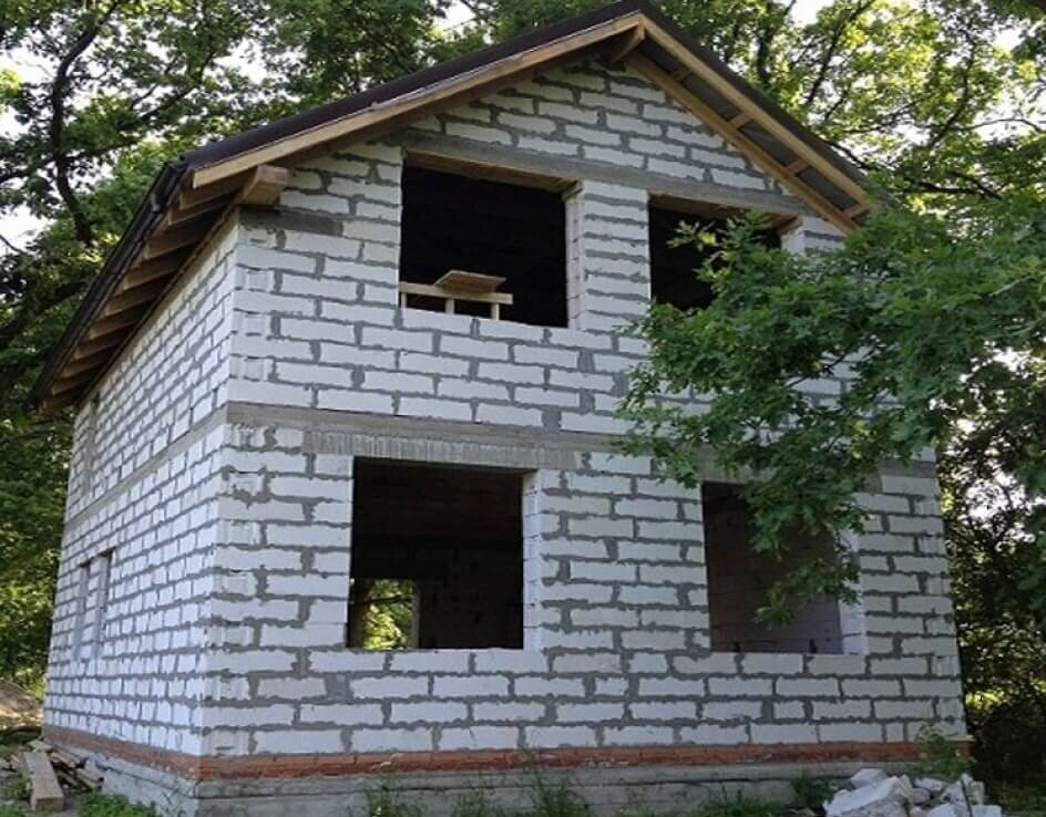 Какой дом дешевле построить: из клееного бруса или пеноблока? ... Дом из пеноблока. Источник фото: https://clck.ru/YpMzy